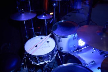 Davul seti. Davul setinin ayrıntıları. Canlı konser konsepti. Davul rock konseri sahnesine çıktı. Davulcu müzisyenler için profesyonel müzik aletleri. Rock festivalinde davul çalıyor..