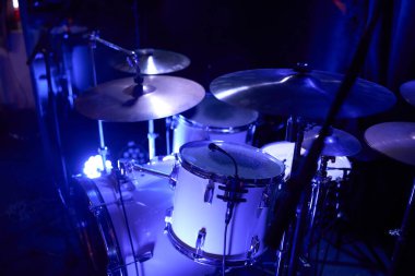 Davul seti. Davul setinin ayrıntıları. Canlı konser konsepti. Davul rock konseri sahnesine çıktı. Davulcu müzisyenler için profesyonel müzik aletleri. Rock festivalinde davul çalıyor..