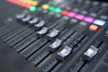 Profesyonel ses karıştırma konsolu. Karıştırıcı. Pro ses karıştırma panosu faders ve düğmeleri. Çok kanallı müzik kayıt ekipmanları faders ve sliders statik çekim. 