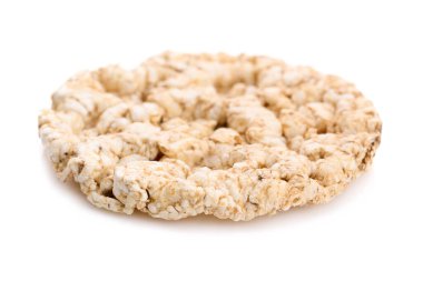 Beyaz arka planda izole edilmiş pirinç ekmeği. Pirinç keki. Yuvarlak diyet cipsleri beyaz arka planda. Yuvarlak şekilli tahıl ekmeği, mayasız sağlıklı yiyecek.. 