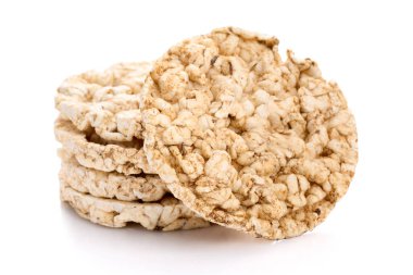 Beyaz arka planda izole edilmiş pirinç ekmeği. Pirinç keki. Yuvarlak diyet cipsleri beyaz arka planda. Yuvarlak şekilli tahıl ekmeği, mayasız sağlıklı yiyecek.. 