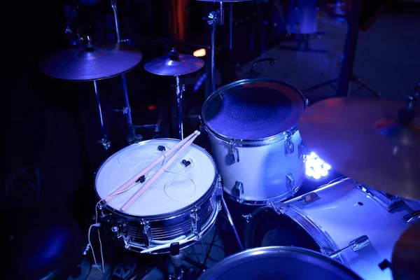 Davul seti. Davul setinin ayrıntıları. Canlı konser konsepti. Davul rock konseri sahnesine çıktı. Davulcu müzisyenler için profesyonel müzik aletleri. Rock festivalinde davul çalıyor..