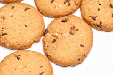 Beyaz arka planda ev yapımı çikolatalı kurabiyeler. Tatlı.. 