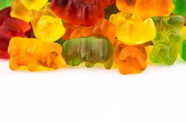 Jelibon şekerler. Jelibon ayıcıkları beyaz bir arka planda izole edilmiş. Jöle ayıcıklar şeker.