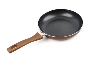 Beyaz arka planda yeni bir siyah tava. Tabaklar.