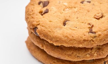 Beyaz arka planda ev yapımı çikolatalı kurabiyeler. Tatlı.. 