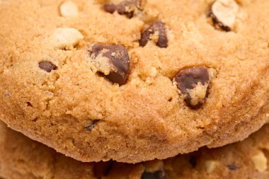 Beyaz arka planda ev yapımı çikolatalı kurabiyeler. Tatlı.. 