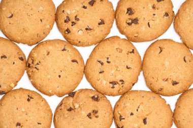 Beyaz arka planda ev yapımı çikolatalı kurabiyeler. Tatlı.. 