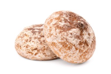 Zencefilli çörek. Beyaz arka planda izole edilmiş tatlı zencefilli ekmek. Ev yapımı pişirilmiş ürünler. Buzlu zencefilli çörek.. 