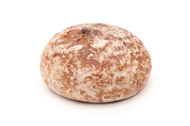 Zencefilli çörek. Beyaz arka planda izole edilmiş tatlı zencefilli ekmek. Ev yapımı pişirilmiş ürünler. Buzlu zencefilli çörek.. 