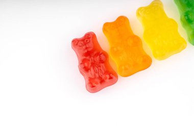 Jelibon şekerler. Jelibon ayıcıkları beyaz bir arka planda izole edilmiş. Jöle ayıcıklar şeker.