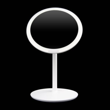 Makyaj aynası beyaz arka planda izole edilmiş. Beyaz ışıklı ayna beyaz arka planda izole edilmiş. Makyaj için masaüstü aynası.