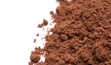 Beyaz arkaplanda izole edilmiş kakao tozu yığını. 