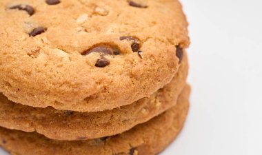 Beyaz arka planda ev yapımı çikolatalı kurabiyeler. Tatlı.. 