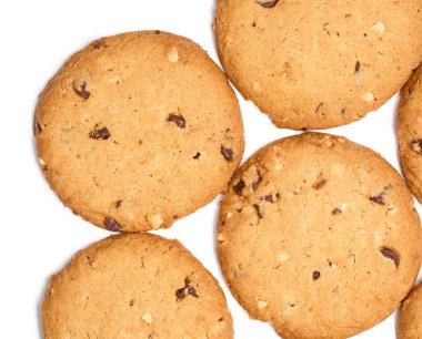 Beyaz arka planda ev yapımı çikolatalı kurabiyeler. Tatlı.. 