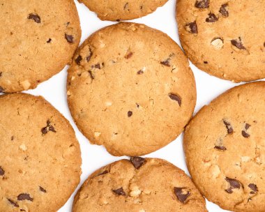 Beyaz arka planda ev yapımı çikolatalı kurabiyeler. Tatlı.. 