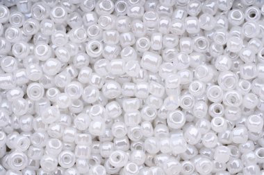 Boncuklar. Küçük dekoratif nesnelerle kusursuz desen. İnci yığını. Mücevherler.