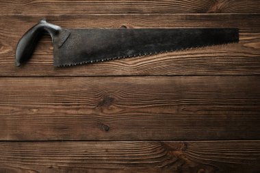 Ahşap bir panelin üzerinde alet seti. Antika araçların koleksiyonu.