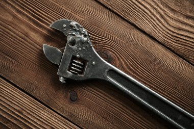 Ahşap bir panelin üzerinde alet seti. Antika araçların koleksiyonu.