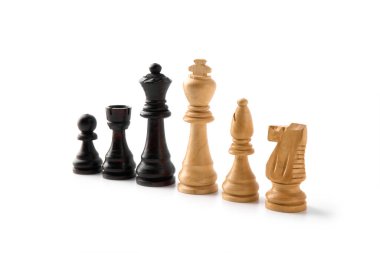Dama, piyon, at, kale, fil, vezir ve papaz olan klasik satranç tahtası, siyah ve beyaz renkler. Fikirler, rekabet ve strateji için satranç tahtası oyunu, iş başarısı konsepti.