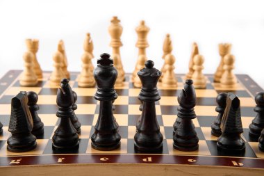 Dama, piyon, at, kale, fil, vezir ve papaz olan klasik satranç tahtası, siyah ve beyaz renkler. Fikirler, rekabet ve strateji için satranç tahtası oyunu, iş başarısı konsepti.