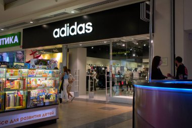 Ukrayna, Dnipropetrovsk. 05.06.2021 Adidas logosu. Adida dükkanı için bir tabela ve logo. Adidas Mağazası