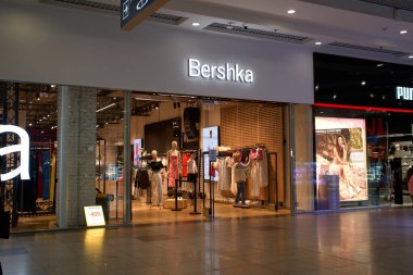 Ukrayna, Dnipropetrovsk. 05.06.2021 Bershka logosu. Bershka dükkanı için bir işaret ve logo. Bershka Mağazası. 