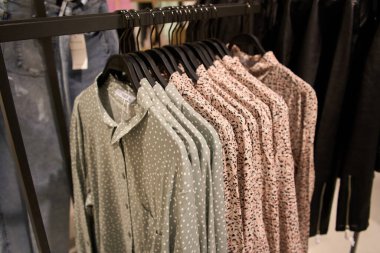 Ukrayna, Dnipropetrovsk. 05.06.2021 Mankenler Mağazanın Vitrininde Kadın Moda Dükkanı - satış, alışveriş