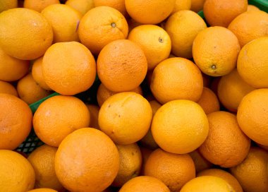 Mandalina arkaplanı. Citrus meyvesi. Soğuk algınlığı için doğal bir ilaç. Vejetaryen yemeği. Arka plan olarak taze mandalina portakalları ya da yapraklı mandalinalar.