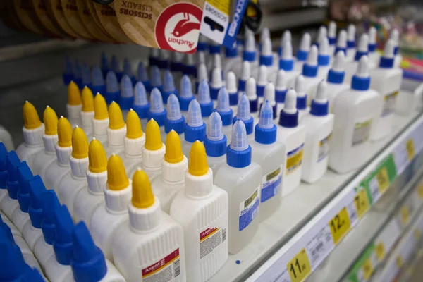 Ukrayna, Dnepropetrovsk. 05.06.2021 kalem, ofis malzemeleri ve kırtasiye malzemeleri dükkanda. Kalemler kırtasiye malzemeleri satıyor. Sanat, atölye, zanaat, yaratıcılık konsepti. Bir sürü kalem yığını.