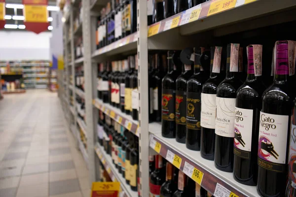 Ukrayna, Dnipropetrovsk. 05.06.2021 Süpermarkette raftaki cam şişelerde şarap çeşitleri. 
