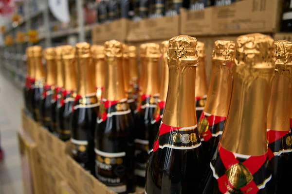 Ukrayna, Dnipropetrovsk. 05.06.2021 Süpermarkette raftaki cam şişelerde şarap çeşitleri. 