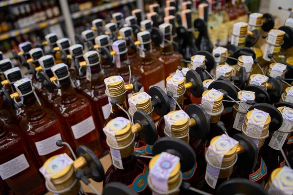 Ukrayna, Dnipropetrovsk. 05.06.2021 Süpermarkette raftaki cam şişelerde şarap çeşitleri. 
