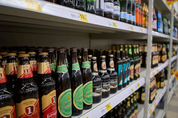 Ukrayna, Dnipropetrovsk. 05.06.2021 Süpermarkette raftaki cam şişelerde şarap çeşitleri. 