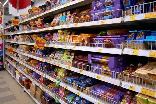 Ukrayna, Dnipropetrovsk. 05.06.2021 Mankenler Mağazanın Vitrininde Kadın Moda Dükkanı - satış, alışveriş