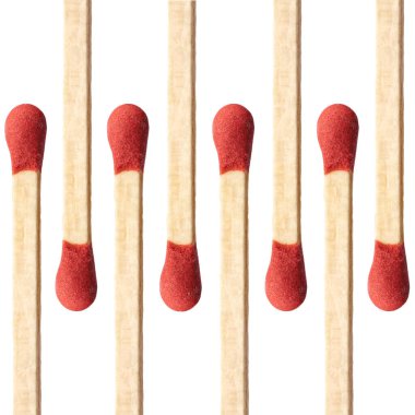 Yanmış kibritler beyazda izole edilmiş. Bir kutu kibrit. Yanan kibritlerin farklı aşamaları. 