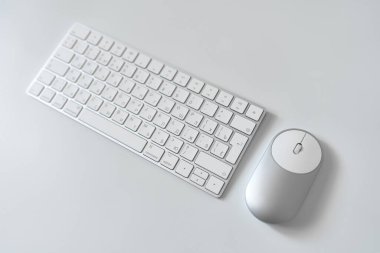 Ofis masası. Eskiz defteri, klavye, ofis malzemeleri, kalem, beyaz masa.