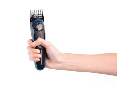 Bir kadının eli bir saç makası tutuyor. Kesici. Kuaför.