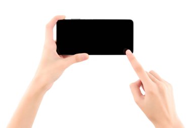 Beyaz arkaplanda boş ekranı olan siyah akıllı telefonu tutan kadın..