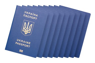 Beyaz arka planda kırpma yolu olan mavi uluslararası pasaport. Ukrayna biyometrik pasaportu. Ukrayna uluslararası pasaportu. Yurtdışına seyahat için belge. 