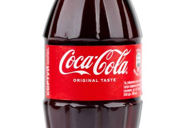 Dinyeper. Ukrayna. 02.03.2022 Coca-Cola ve beyaz arka plan. Coca-Cola, karbonatlı bir meşrubattır. Coca Cola şişesi.. 