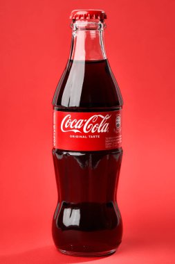 Dinyeper. Ukrayna. 02.03.2022 Coca-Cola ve beyaz arka plan. Coca-Cola, karbonatlı bir meşrubattır. Coca Cola şişesi.. 