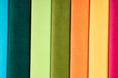 Kumaş dokusu yakın. Farklı renklerde kumaş örnekleri seçim için istiflenir. Mobilyalar için iç kumaşın katalog ve palet tonu, yakın çekim. 