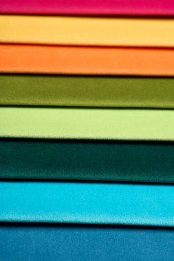 Kumaş dokusu yakın. Farklı renklerde kumaş örnekleri seçim için istiflenir. Mobilyalar için iç kumaşın katalog ve palet tonu, yakın çekim. 