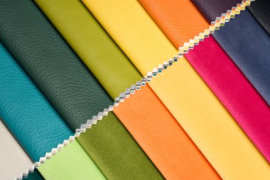 Kumaş dokusu yakın. Farklı renklerde kumaş örnekleri seçim için istiflenir. Mobilyalar için iç kumaşın katalog ve palet tonu, yakın çekim. 