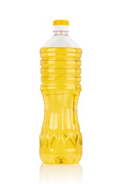 Plastik şişedeki ayçiçeği yağı izole edilmiş. Bitkisel yağ şişesi beyaz arka planda izole. 