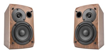 Beyaz arka planda müzik hoparlörleri. Ses teknisyeni. Ev eğlencesi için kitaplık hoparlör sistemi.