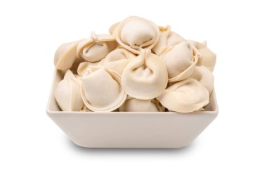 Beyaz arka planda izole edilmiş, pişirilmeye hazır taze donmuş hamur köfteleri. Tam alan derinliği.