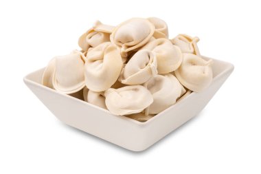 Beyaz arka planda izole edilmiş, pişirilmeye hazır taze donmuş hamur köfteleri. Tam alan derinliği.