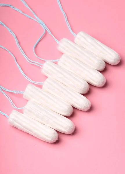 Tampon Wanita Medis Dengan Latar Belakang Merah Muda Tampon Putih — Stok Foto